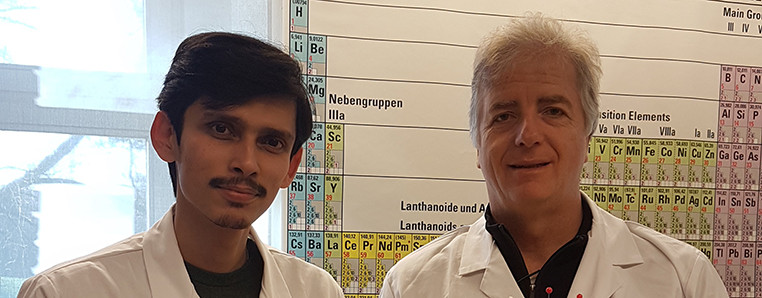 Ulrich Kortz, Professor für Chemie an der Bremer Jacobs University, und sein Mitarbeiter Dr. Saurav Bhattacharya mit einem POM-Modell. (Quelle: privat) 