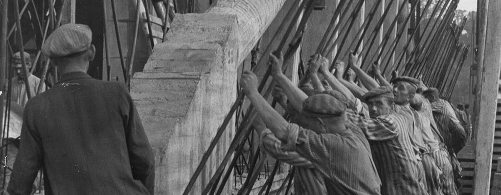 Zwangsarbeiter bei der Montage der Stahlbetonträger © Landeszentrale für politische Bildung/Staatsarchiv Bremen 